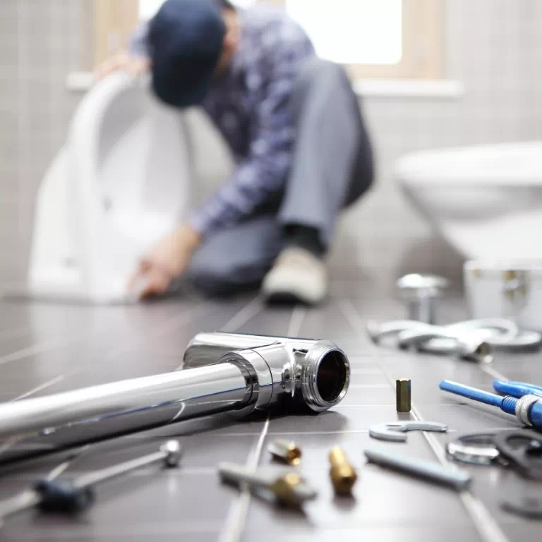 mężczyzna zakłada umywalkę